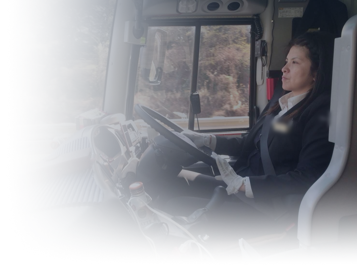 バスを運転するNANAMI Design代表